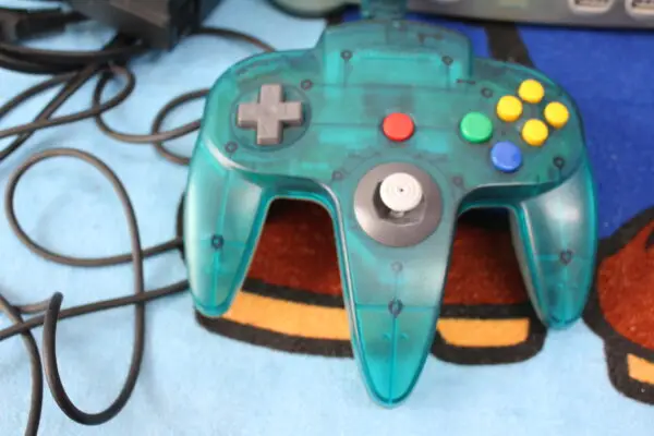 Nintendo 64 in Clear Blue mit Controller – Bild 2