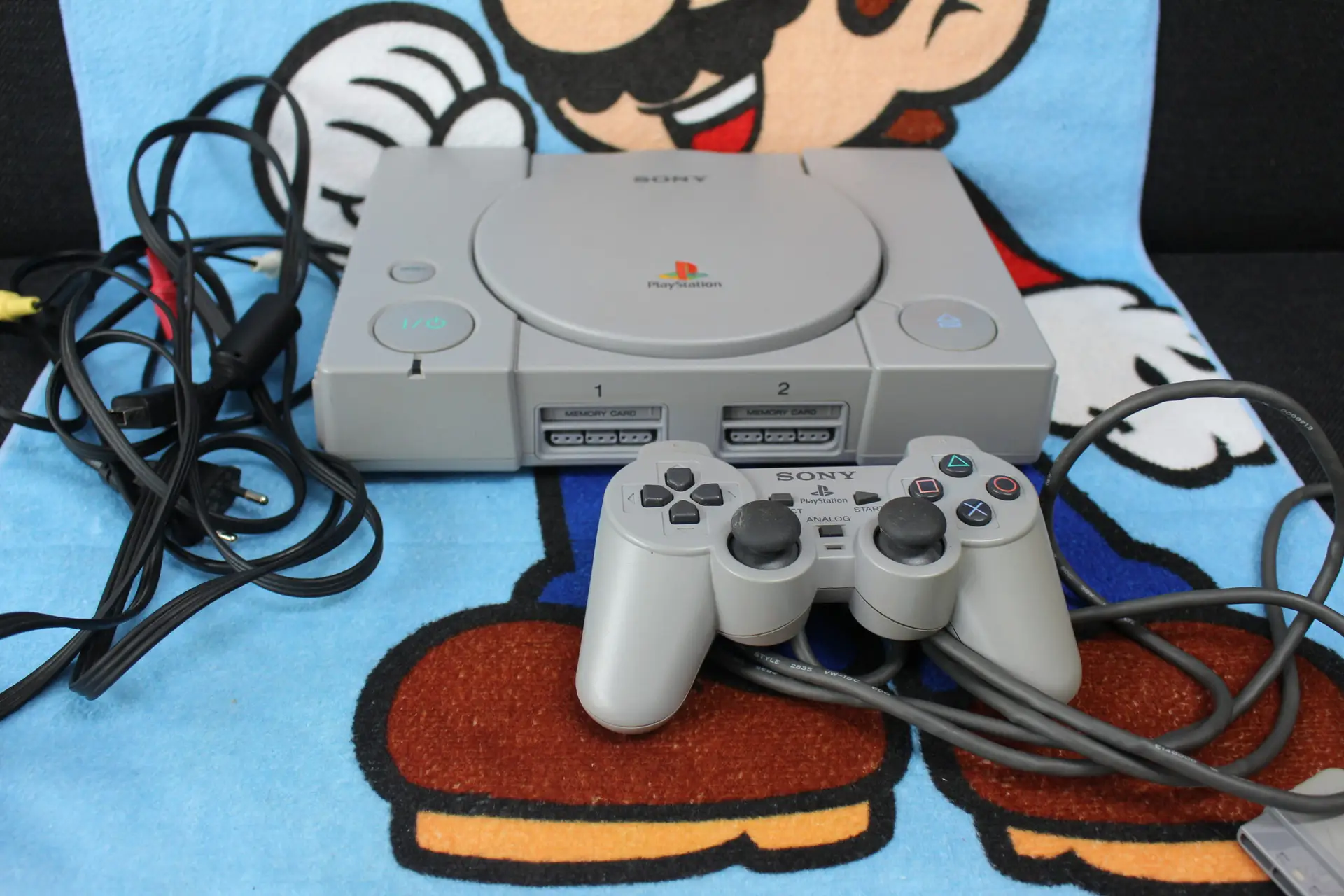1673, 1672, 1081 - Playstation 1 Konsole mit Controller