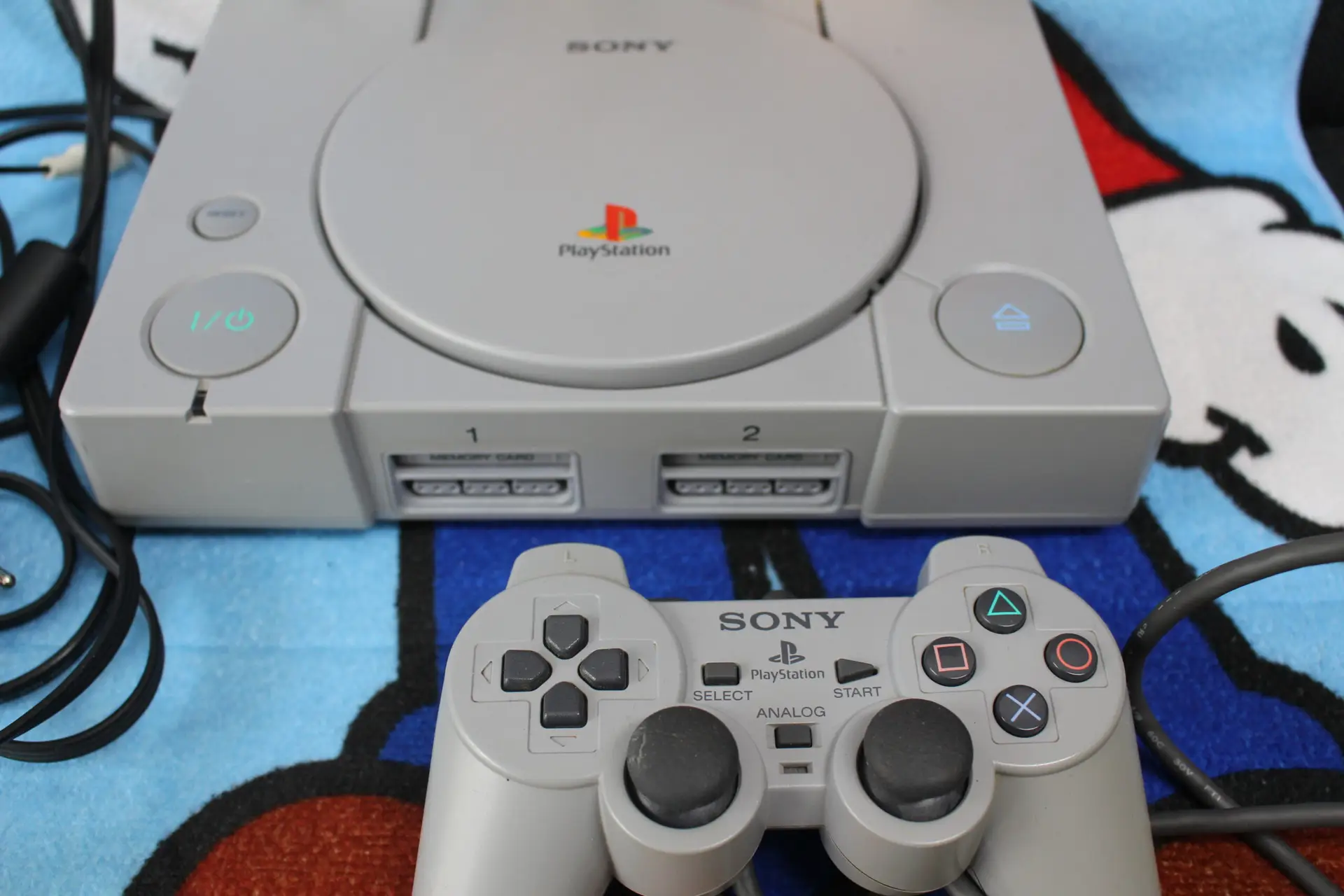 1673, 1672, 1081 - Playstation 1 Konsole mit Controller