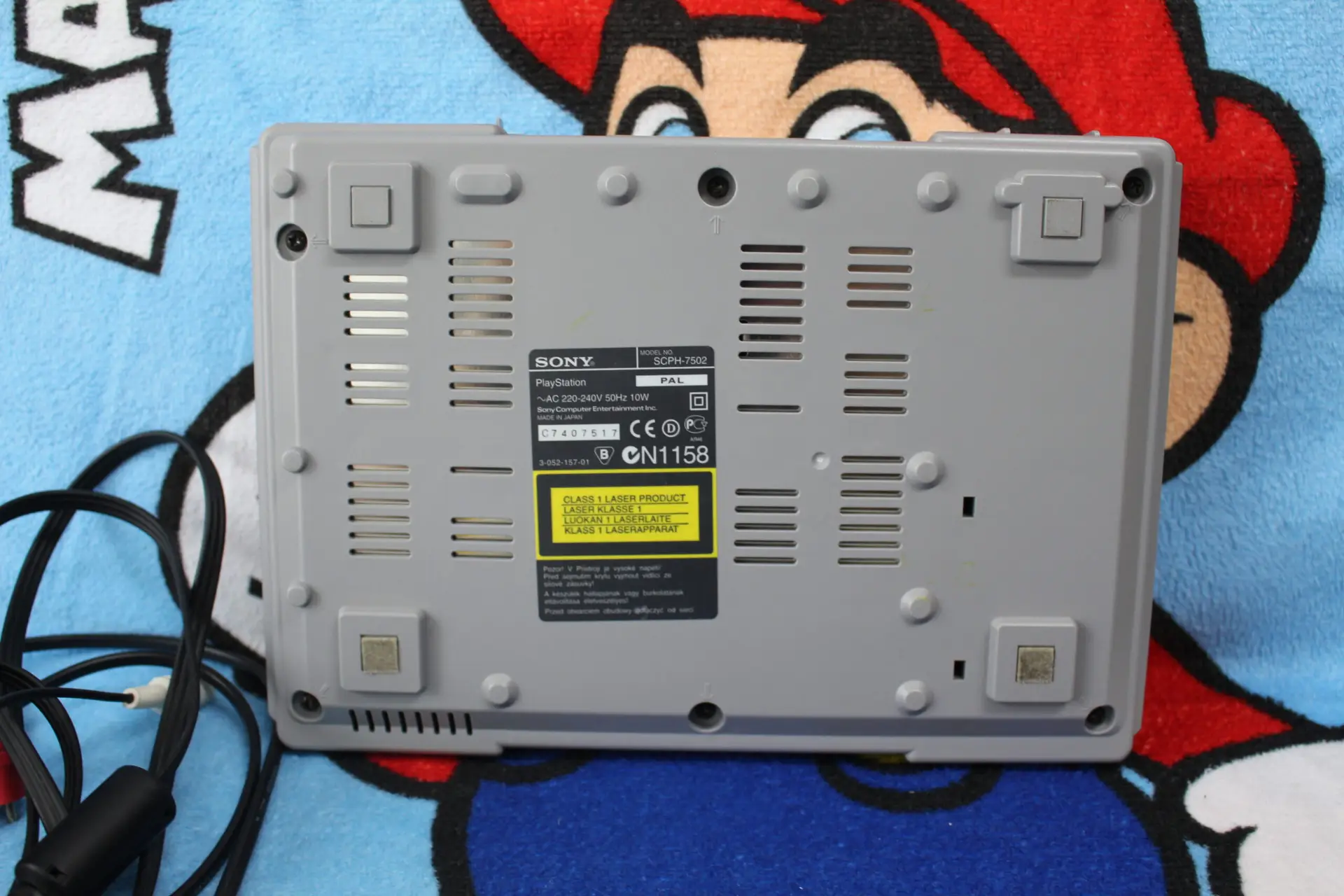 1673, 1672, 1081 - Playstation 1 Konsole mit Controller