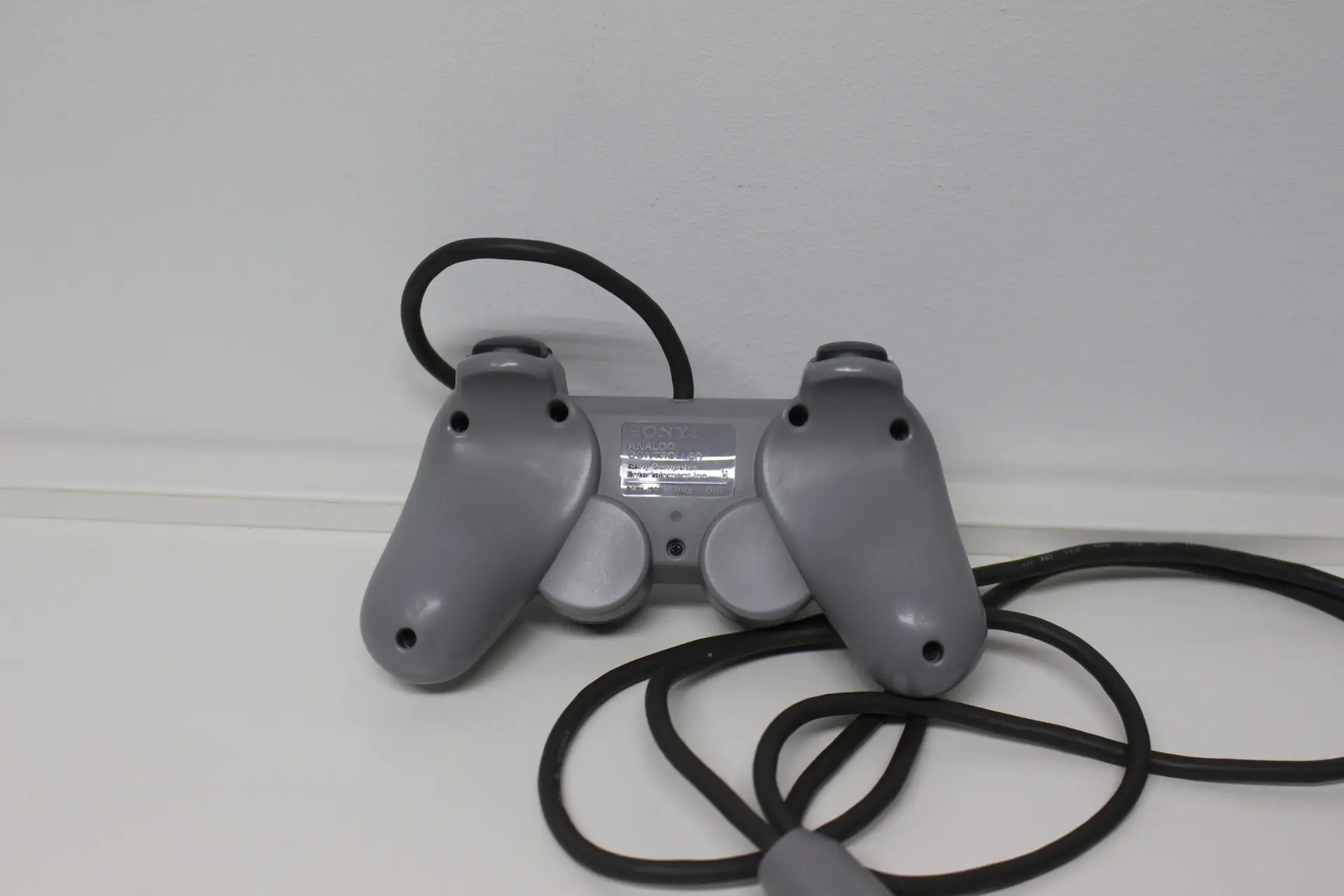 Controller in Grau – Bild 3