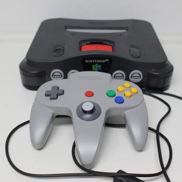 Nintendo 64 mit Controller in Grau und Expansion Pak