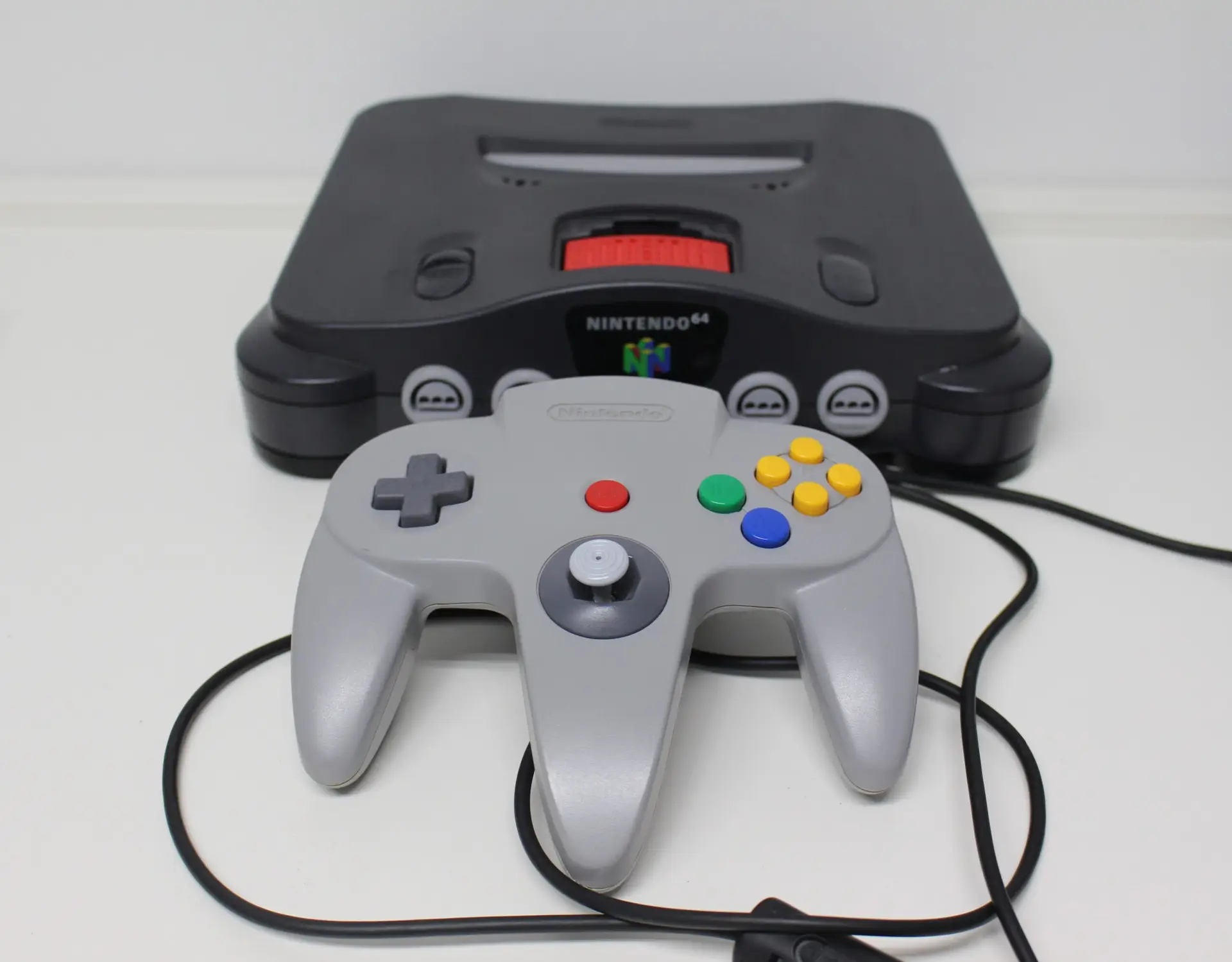 Nintendo 64 mit Controller in Grau und Expansion Pak