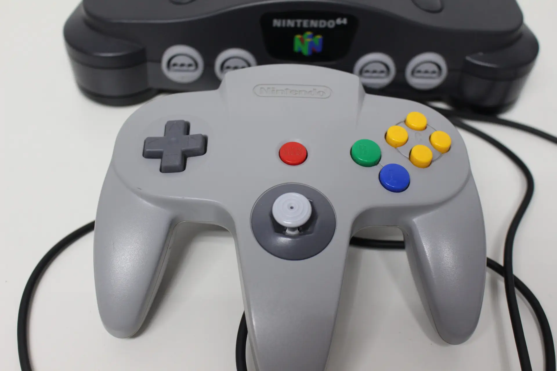 Nintendo 64 mit Controller in Grau und Expansion Pak – Bild 2
