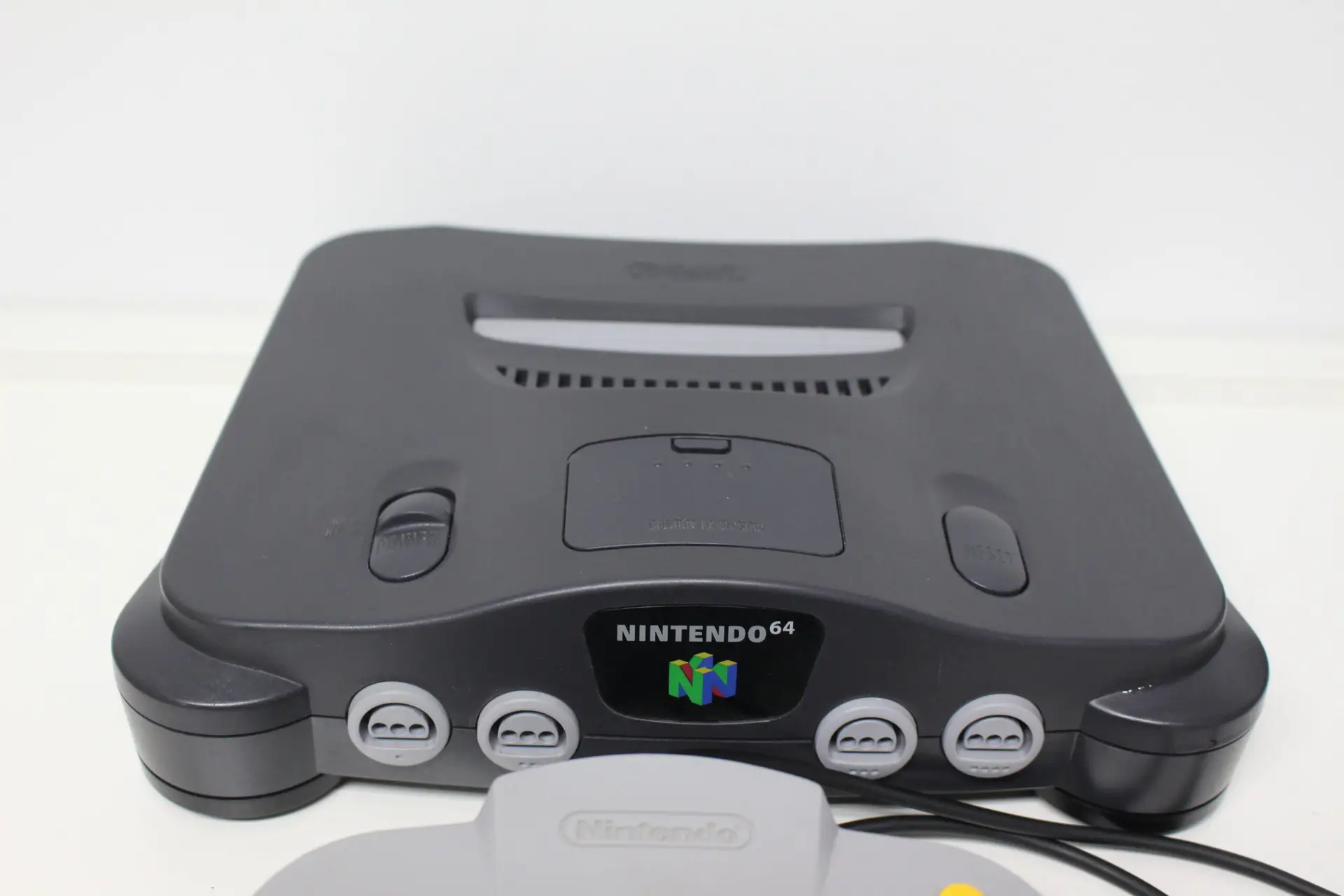Nintendo 64 mit Controller in Grau und Expansion Pak – Bild 4